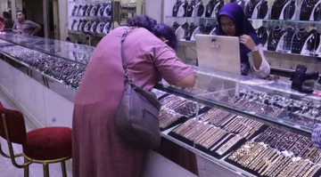 Người dân ồ ạt rút tiết kiệm để mua vàng: Chuyện gì đang xảy ra ở nền kinh tế số 1 Đông Nam Á?