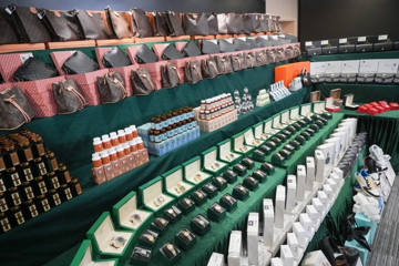 Triệt phá đường dây bán hàng giả trực tuyến quy mô khủng, thu giữ gần 10.000 mặt hàng trị giá hơn 50 tỷ đồng