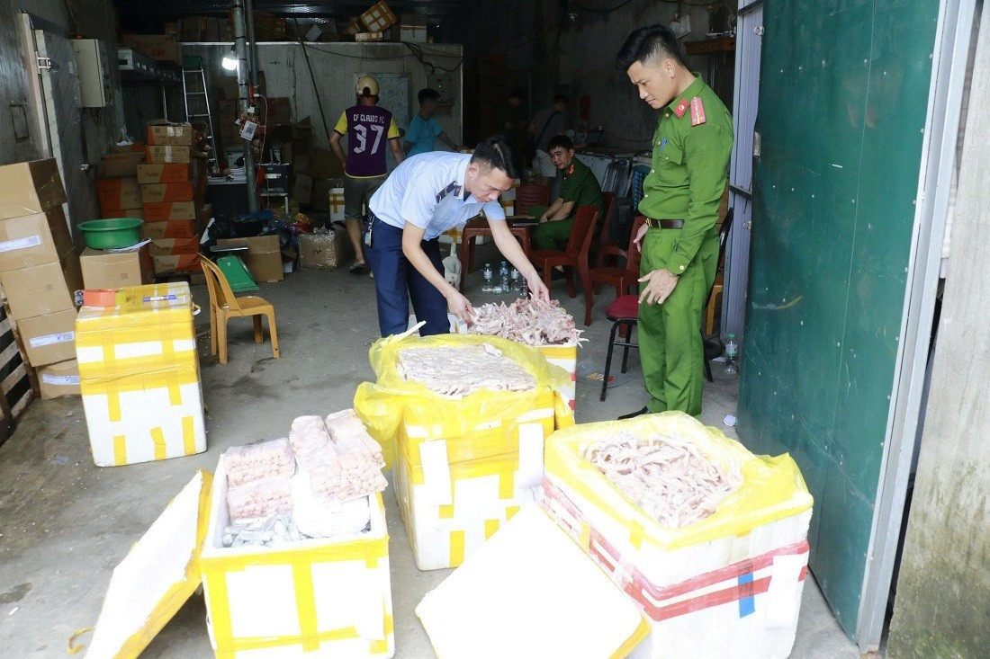 Phát hiện kho đông lạnh chứa đầy chân gà, xúc xích, nem chua không rõ nguồn gốc tại công ty Thực phẩm Việt Đức