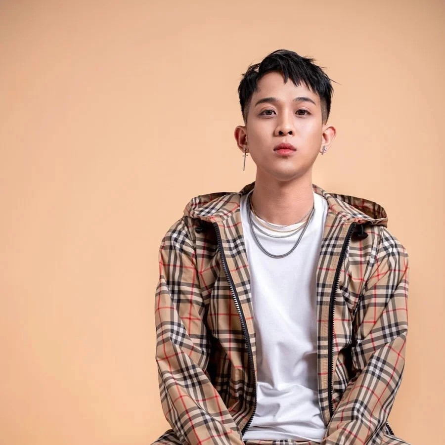 Bất ngờ kiểm tra quán bar lúc rạng sáng, cảnh sát bắn giữ nam ca sĩ có 8 lệch truy nã - ảnh 1