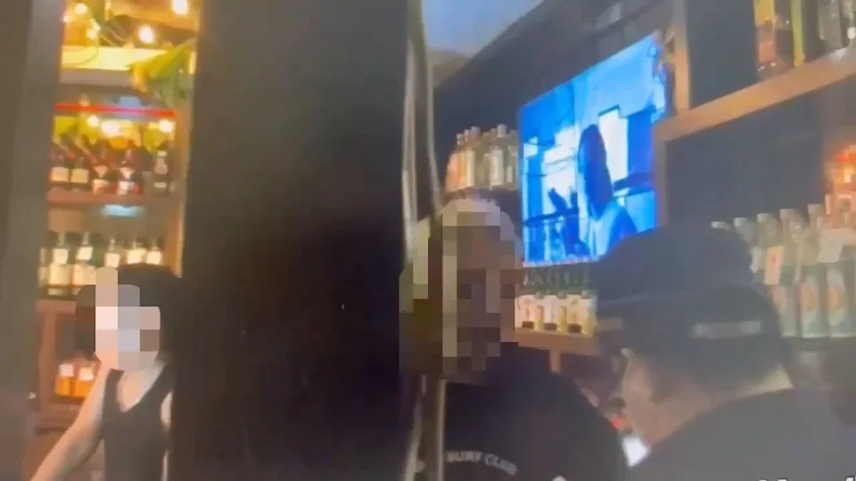 Bất ngờ kiểm tra quán bar lúc rạng sáng, cảnh sát bắn giữ nam ca sĩ có 8 lệch truy nã - ảnh 2