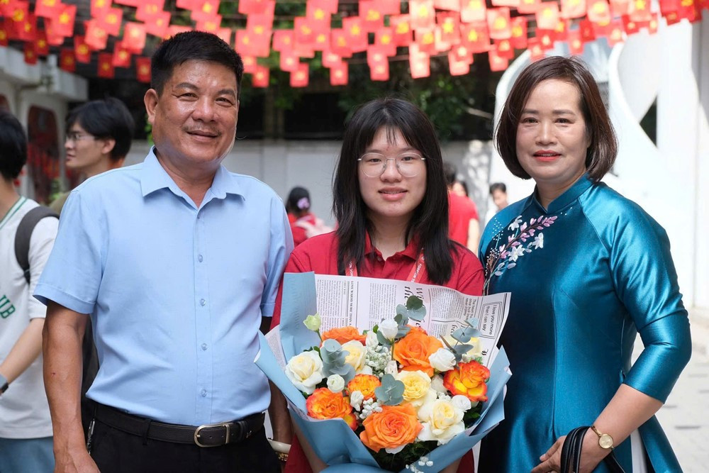 Trường làng là 'nôi trưởng thành' của thủ khoa Ngoại thương với SAT top 1% thế giới, bác sĩ nội trú Y pháp - ảnh 2