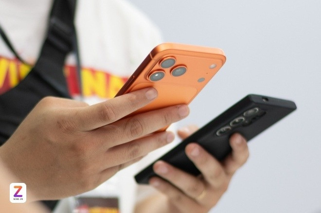 Người Việt tấp nập đi mua iPhone 17 Pro Max chính hãng, không mặn mà với hàng xách tay vì lý do này