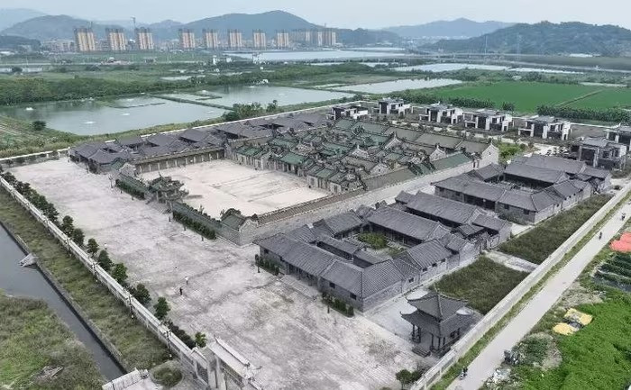 Biệt phủ 3.500 tỷ rộng bằng 7 sân bóng đá của đại gia xây trên đất chiếm dụng bị buộc phá dỡ- Ảnh 1. Biệt phủ 3.500 tỷ rộng bằng 7 sân bóng đá của đại gia xây trên đất chiếm dụng bị buộc phá dỡ- Ảnh 1.