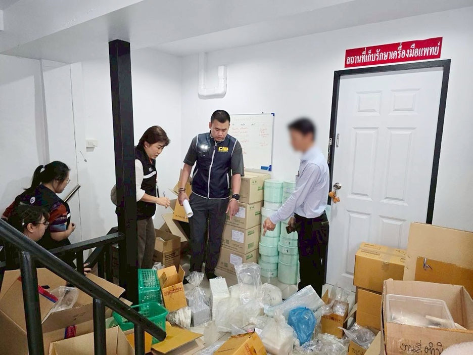 Một trung tá chỉ huy cuộc đột kích, triệt phá đường dây buôn bán silicon giả cho cơ sở thẩm mỹ viện, tịch thu 15.000 sản phẩm trị giá hơn 6 tỷ đồng