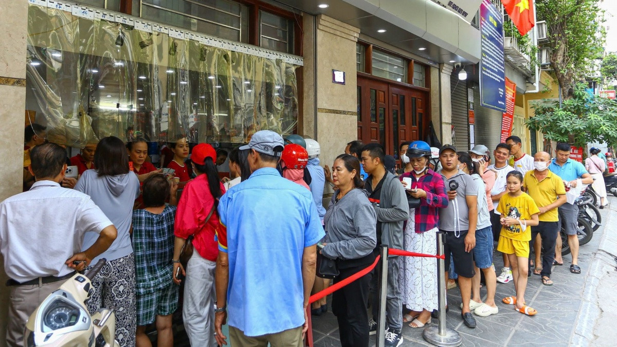 Không phải 'phố vàng', đây mới là nơi 'nóng' nhất những ngày này khi hàng trăm người kéo đến xếp hàng