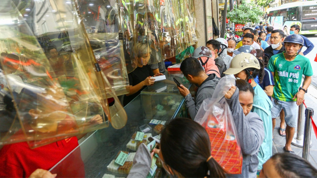 Không phải 'phố vàng', đây mới là nơi 'nóng' nhất những ngày này khi hàng trăm người kéo đến xếp hàng