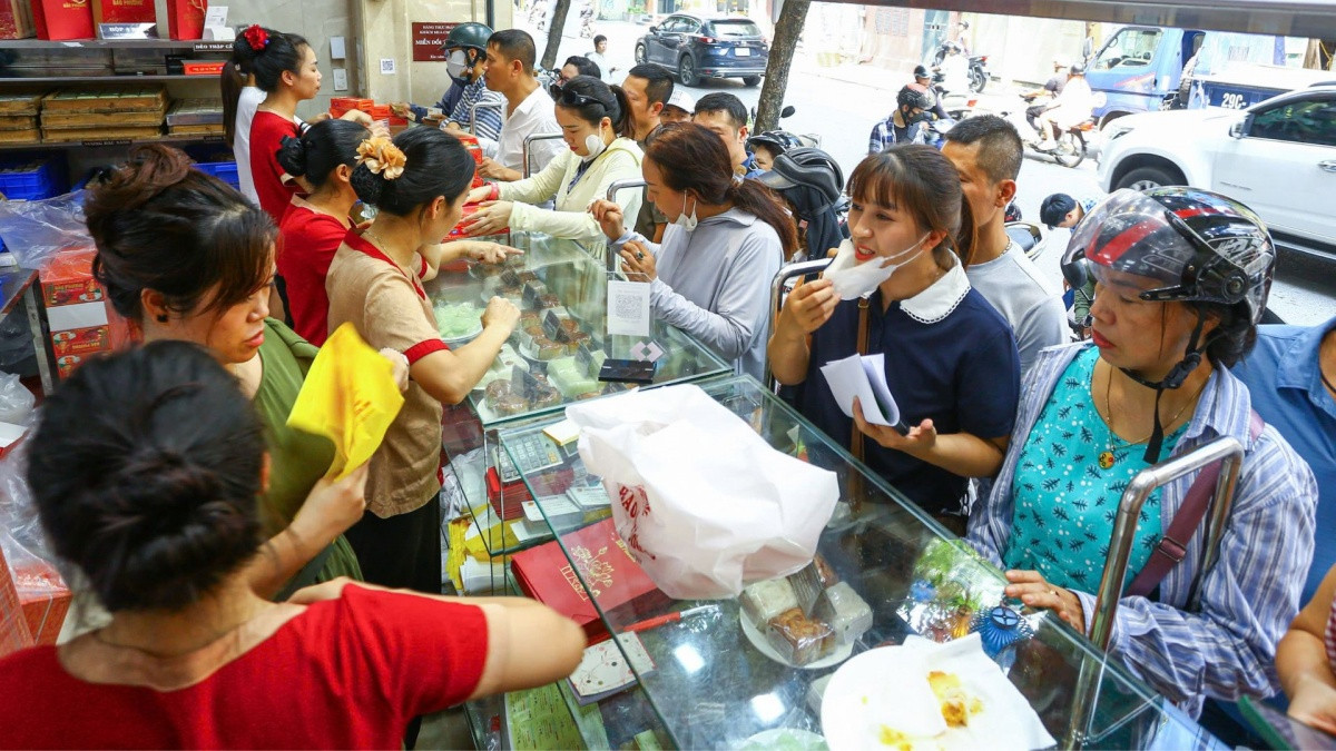 Không phải 'phố vàng', đây mới là nơi 'nóng' nhất những ngày này khi hàng trăm người kéo đến xếp hàng