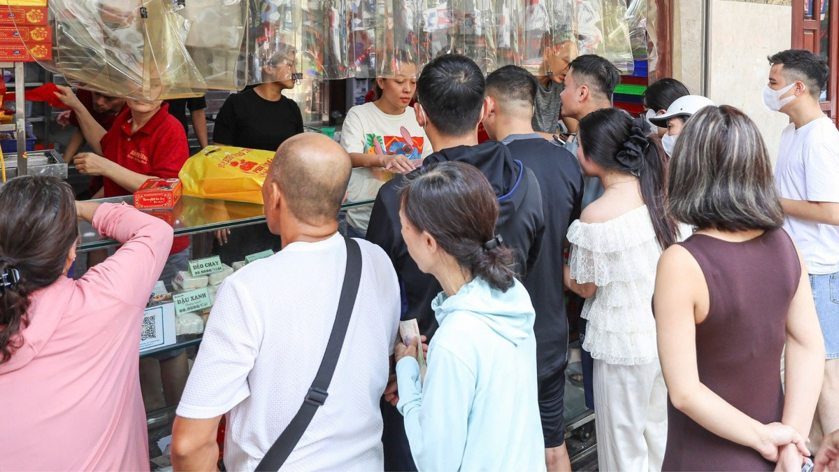 Không phải 'phố vàng', đây mới là nơi 'nóng' nhất những ngày này khi hàng trăm người kéo đến xếp hàng