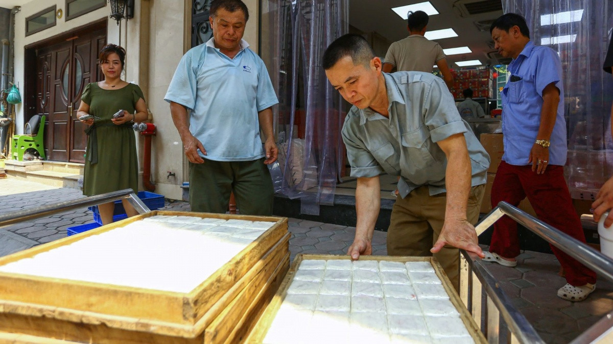 Không phải 'phố vàng', đây mới là nơi 'nóng' nhất những ngày này khi hàng trăm người kéo đến xếp hàng