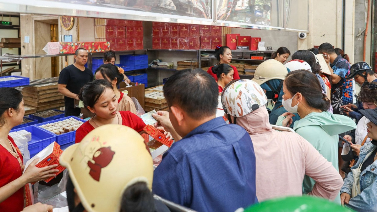 Không phải 'phố vàng', đây mới là nơi 'nóng' nhất những ngày này khi hàng trăm người kéo đến xếp hàng