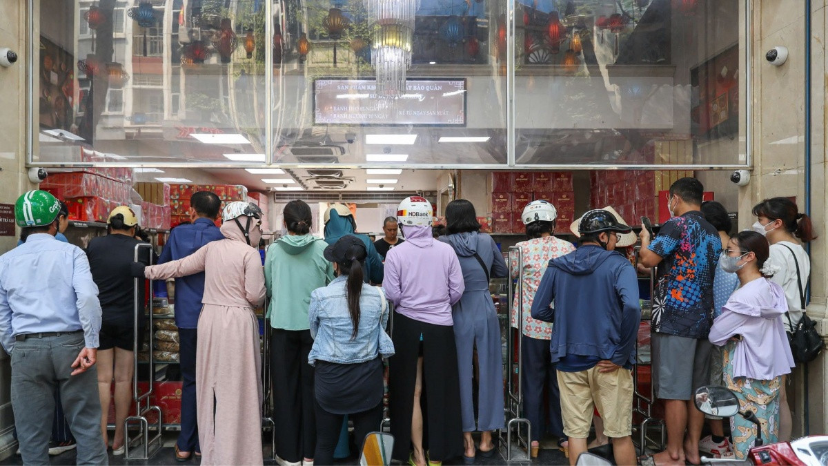 Không phải 'phố vàng', đây mới là nơi 'nóng' nhất những ngày này khi hàng trăm người kéo đến xếp hàng