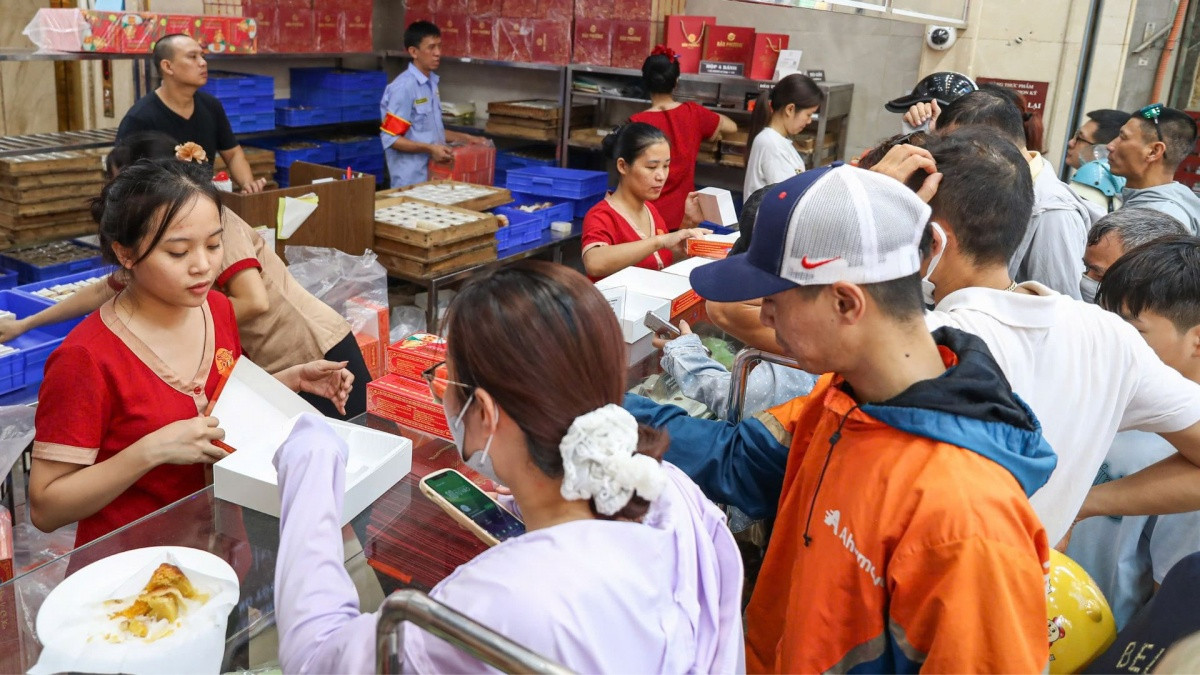 Không phải 'phố vàng', đây mới là nơi 'nóng' nhất những ngày này khi hàng trăm người kéo đến xếp hàng