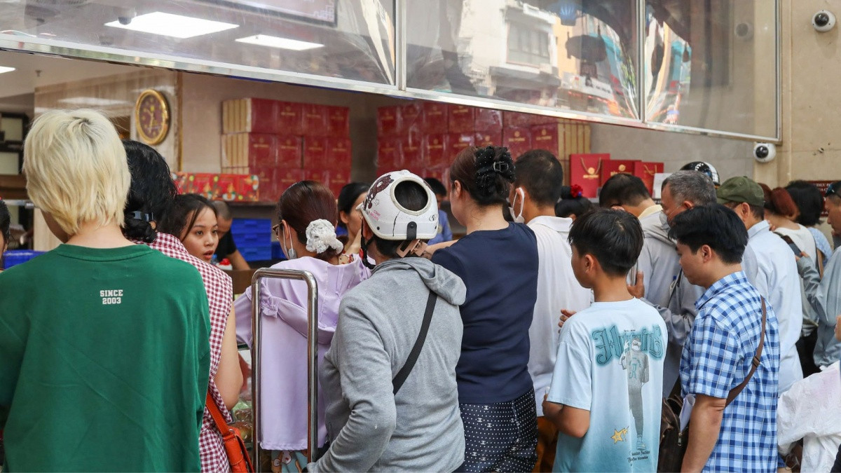 Không phải 'phố vàng', đây mới là nơi 'nóng' nhất những ngày này khi hàng trăm người kéo đến xếp hàng