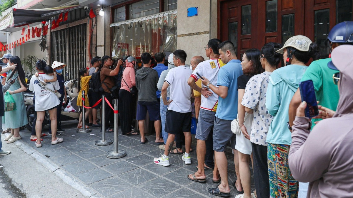 Không phải 'phố vàng', đây mới là nơi 'nóng' nhất những ngày này khi hàng trăm người kéo đến xếp hàng