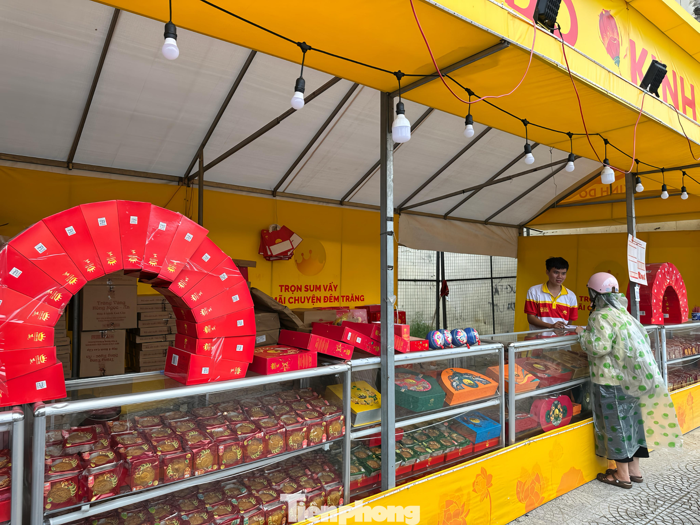 Nhiều quầy hàng nằm ở các tuyến đường lớn ảm đạm, vắng khách. tp-thitruongbanhttimg-111519-0.png