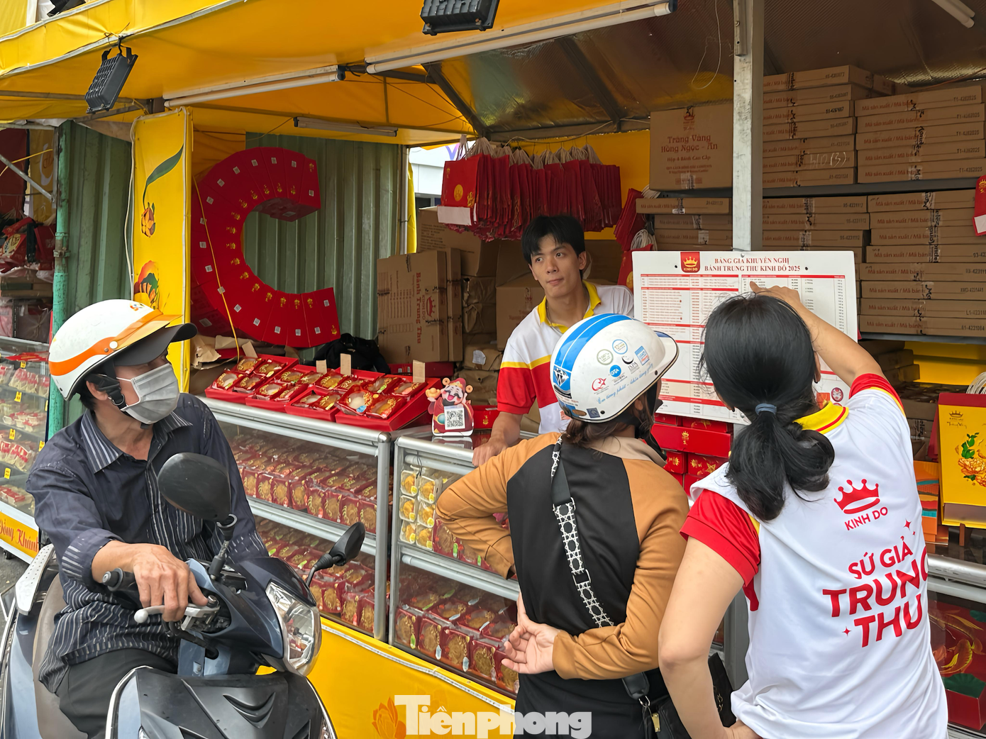 Phần lớn khách chỉ đến xem giá nhưng chưa quyết định mua. tp-thitruongbanhttimg-111727-0.png