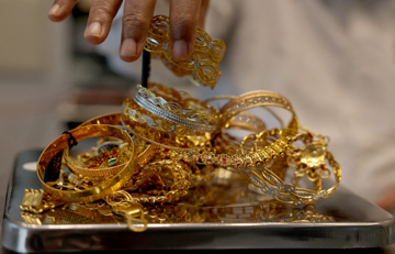 48 tiếng khám xét nhà riêng và trụ sở làm việc của quan chức, thu giữ khẩn cấp 4 tỷ đồng tiền mặt, hơn 6 cân vàng