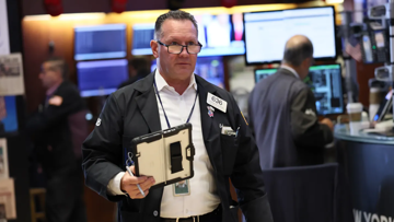 Chứng khoán Mỹ nhuốm sắc đỏ sau khi Chủ tịch Fed giải thích về quyết định hạ lãi suất 0,25%