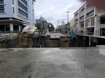 Hố tử thần sâu 50m xuất hiện ngay trước cửa bệnh viện, nuốt chửng ô tô và cột điện