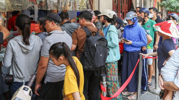 Không phải 'phố vàng', đây mới là nơi 'nóng' nhất những ngày này khi hàng trăm người kéo đến xếp hàng