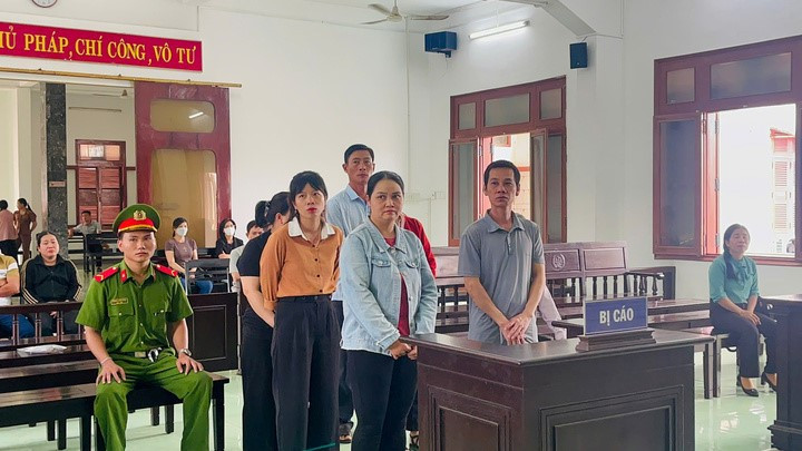 Tuyên án gần 31 năm tù đối với 5 cựu cán bộ xã - ảnh 1