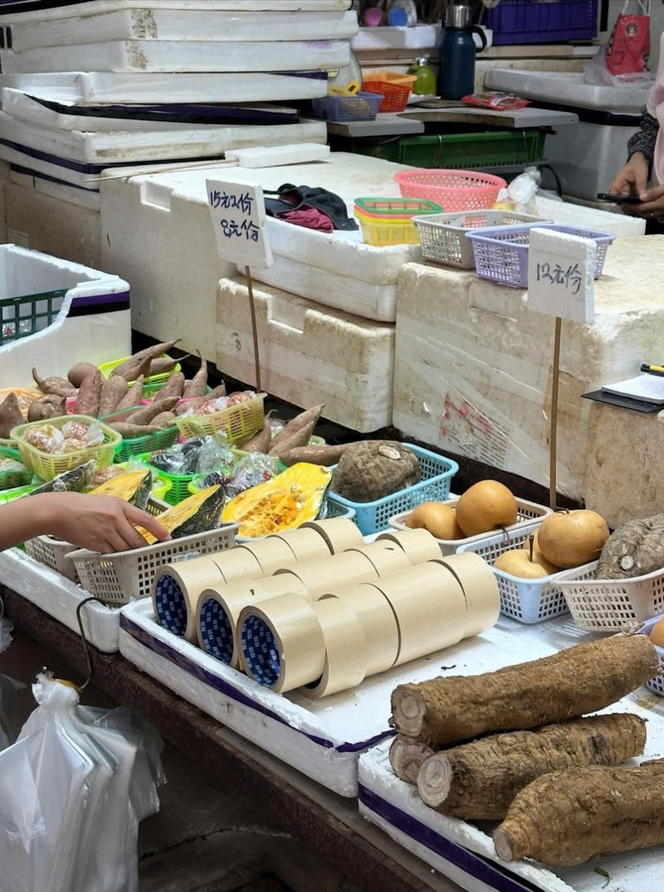 Cuộn băng dính bỗng 'cháy hàng', đua độ hot với cà chua, khoai tây trước bão Ragasa Cuộn băng dính bỗng 'cháy hàng', đua độ hot với cà chua, khoai tây trước bão Ragasa