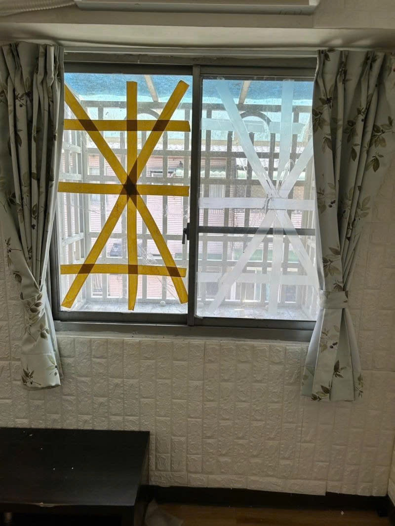 Cuộn băng dính bỗng 'cháy hàng', đua độ hot với cà chua, khoai tây trước bão Ragasa Cuộn băng dính bỗng 'cháy hàng', đua độ hot với cà chua, khoai tây trước bão Ragasa