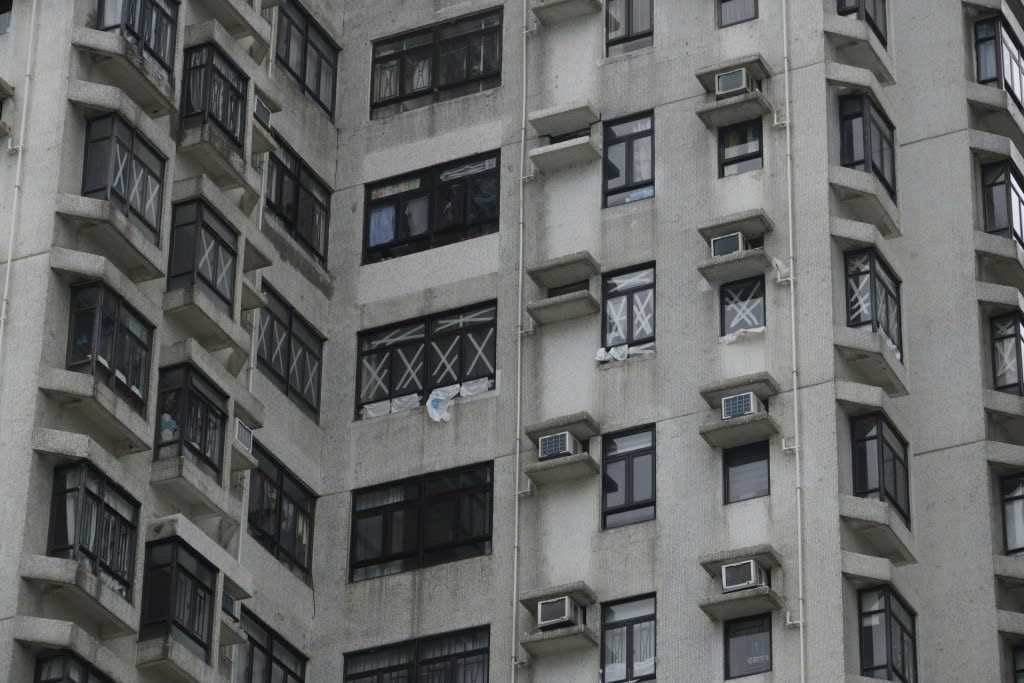 Cuộn băng dính bỗng 'cháy hàng', đua độ hot với cà chua, khoai tây trước bão Ragasa Cuộn băng dính bỗng 'cháy hàng', đua độ hot với cà chua, khoai tây trước bão Ragasa