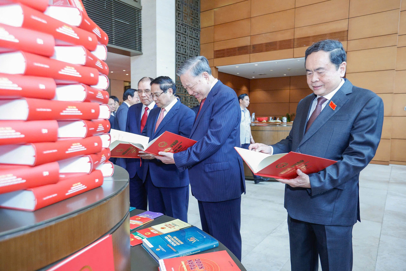 Lãnh đạo Đảng, Nhà nước thăm khu trưng bày tại Tòa nhà Quốc hội. Ảnh: Như Ý 259qh2.jpg