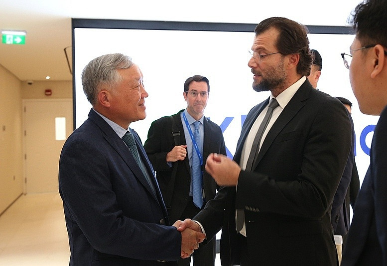 Tập đoàn công nghệ từ Trung Đông muốn cùng <a style='text-decoration: none;' href='/FPT'>FPT</a> xây siêu trung tâm dữ liệu 2 tỷ USD