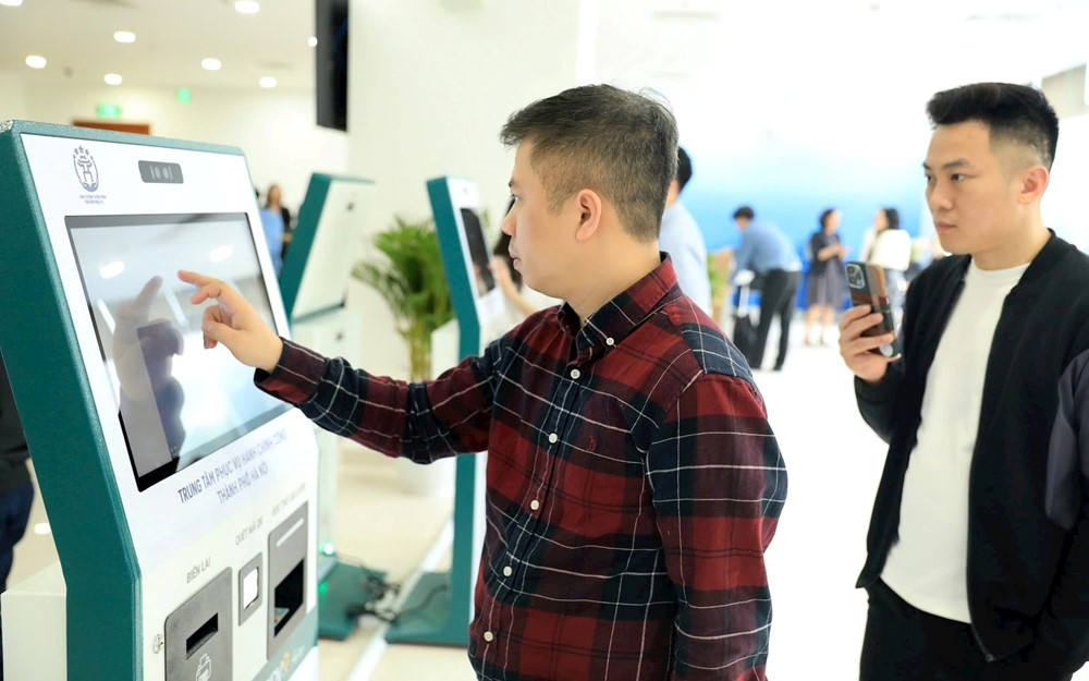 Hà Nội cải tạo xe buýt cũ thành ‘văn phòng lưu động’ giải quyết thủ tục hành chính - ảnh 1