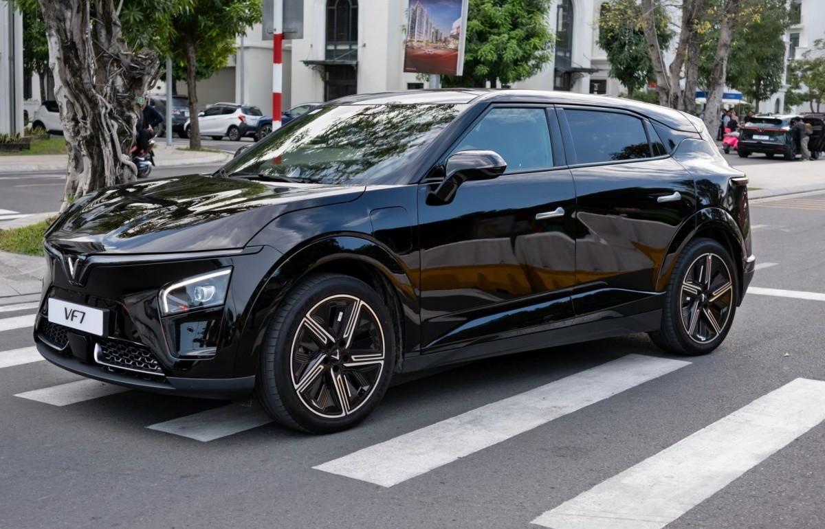 VinFast VF 7 ‘xe sang giá rẻ’ trong phân khúc SUV cỡ C, chủ xe lần đầu nói thẳng chất lượng pin và tính năng <a style='text-decoration: none;' href='/ADS'>ADS</a> khi ‘vượt bão’