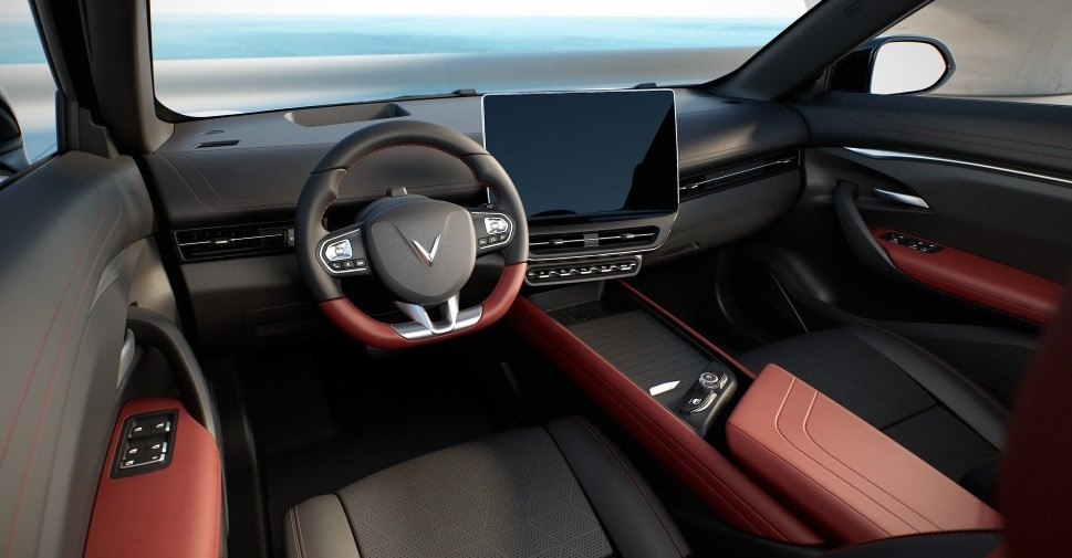 VinFast VF 7 ‘xe sang giá rẻ’ trong phân khúc SUV cỡ C, chủ xe lần đầu nói thẳng chất lượng pin và tính năng <a style='text-decoration: none;' href='/ADS'>ADS</a> khi ‘vượt bão’