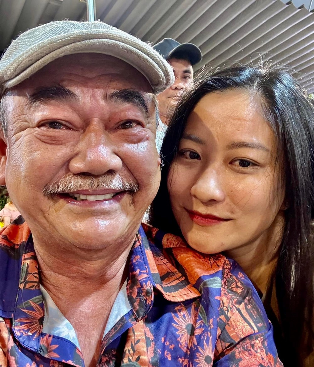 Nam NSND U70 tặng bạn gái kém 36 tuổi iPhone 17 - ảnh 2