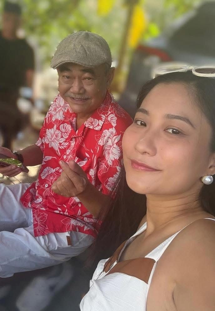 Nam NSND U70 tặng bạn gái kém 36 tuổi iPhone 17 - ảnh 3