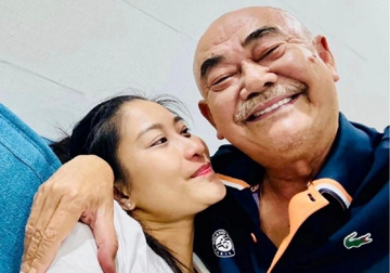 Nam NSND U70 tặng bạn gái kém 36 tuổi iPhone 17