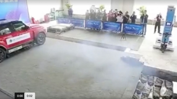 Ôtô điện tự bắn pin ra ngoài khi gặp sự cố, cộng đồng mạng bày tỏ sự bức xúc