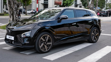 VinFast VF 7 ‘xe sang giá rẻ’ trong phân khúc SUV cỡ C, chủ xe lần đầu nói thẳng chất lượng pin và tính năng ADS khi ‘vượt bão’