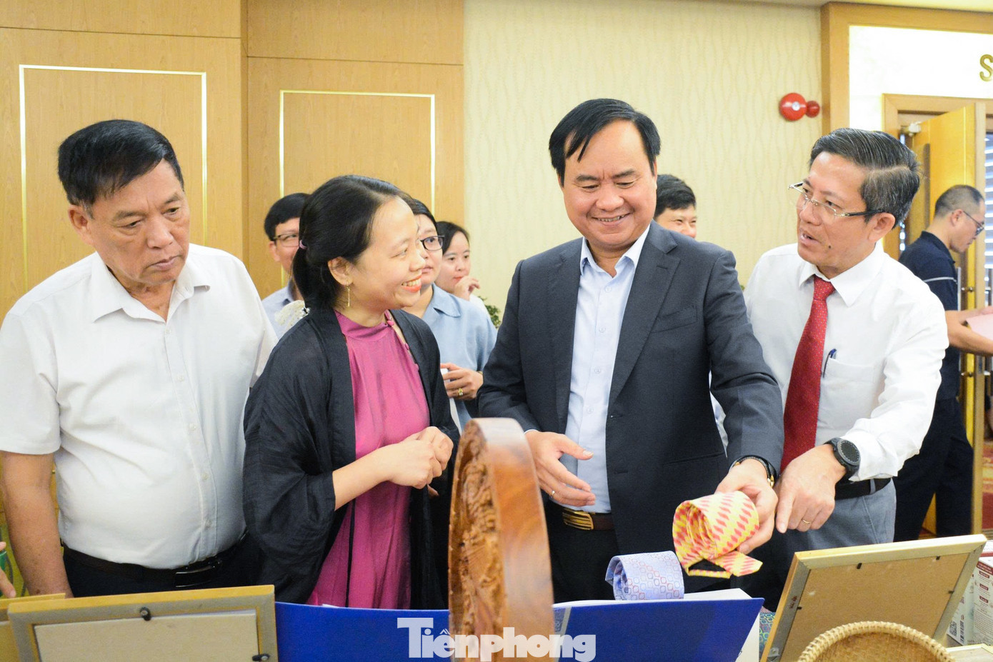 Sản phẩm làng nghề xuất khẩu sang nhiều thị trường trên thế giới. tp-xuat-khau-thu-cong-my-nghe-4.jpg