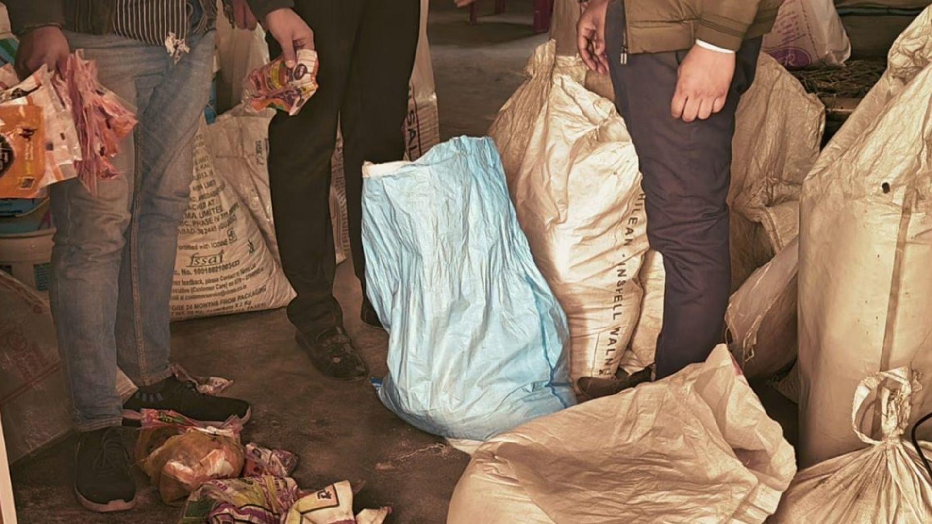 Đột kích một nhà máy, triệt phá đường dây dùng muối để ướp xác động vật xuất thay cho muối tinh luyện để tuồn ra thị trường- Ảnh 2.