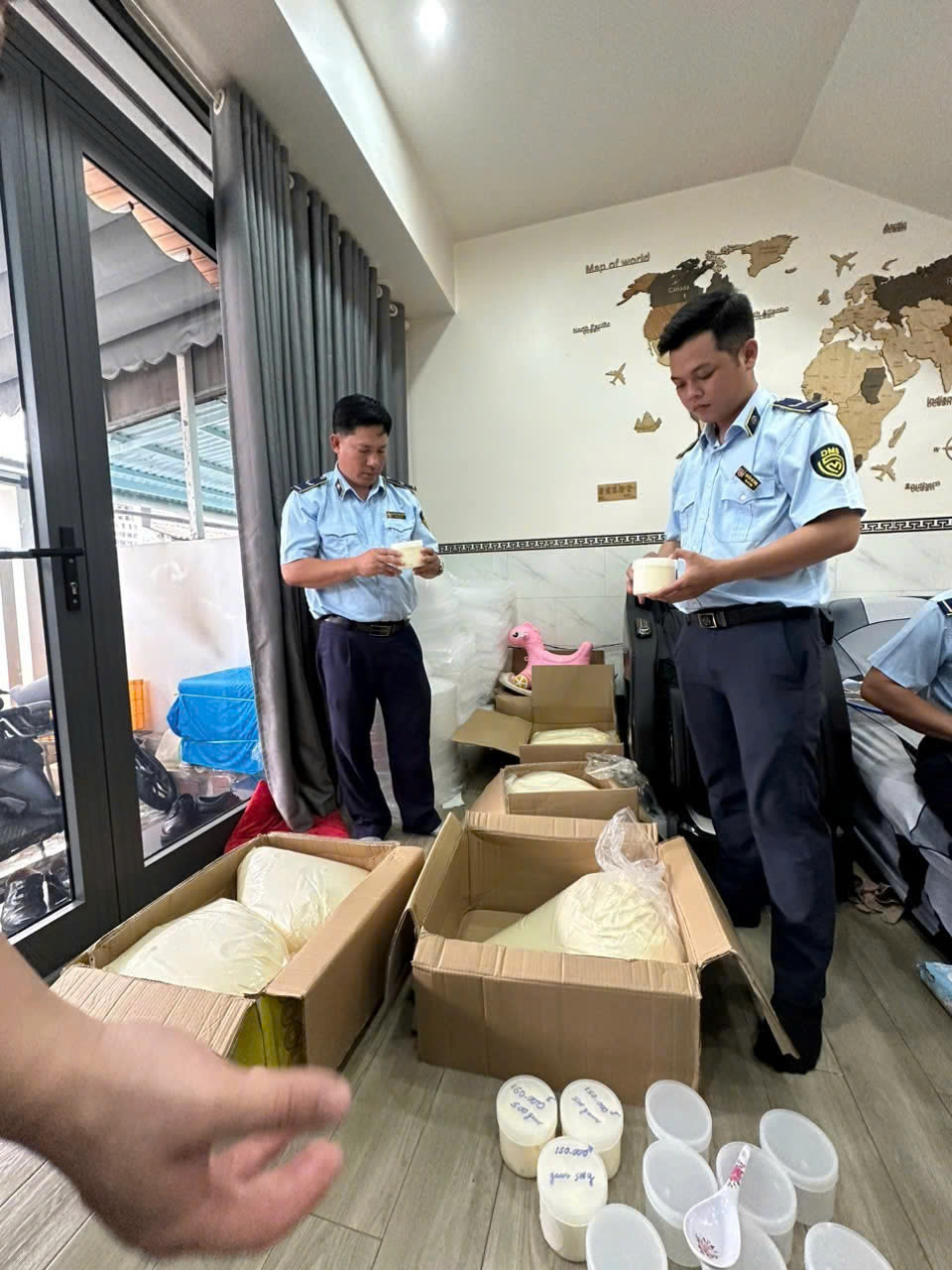 Lộ kho chứa 140kg “kem trộn” không nguồn gốc chuẩn bị tuồn ra thị trường: Chị em làm đẹp coi chừng rước họa vào thân!- Ảnh 1.