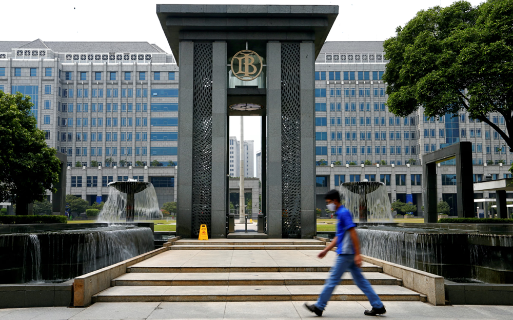 Nền kinh tế số 1 Đông Nam Á ‘lung lay’: Đồng nội tệ tiến sát mức thấp kỷ lục, NHTW quyết tâm can thiệp bằng mọi cách - ảnh 1