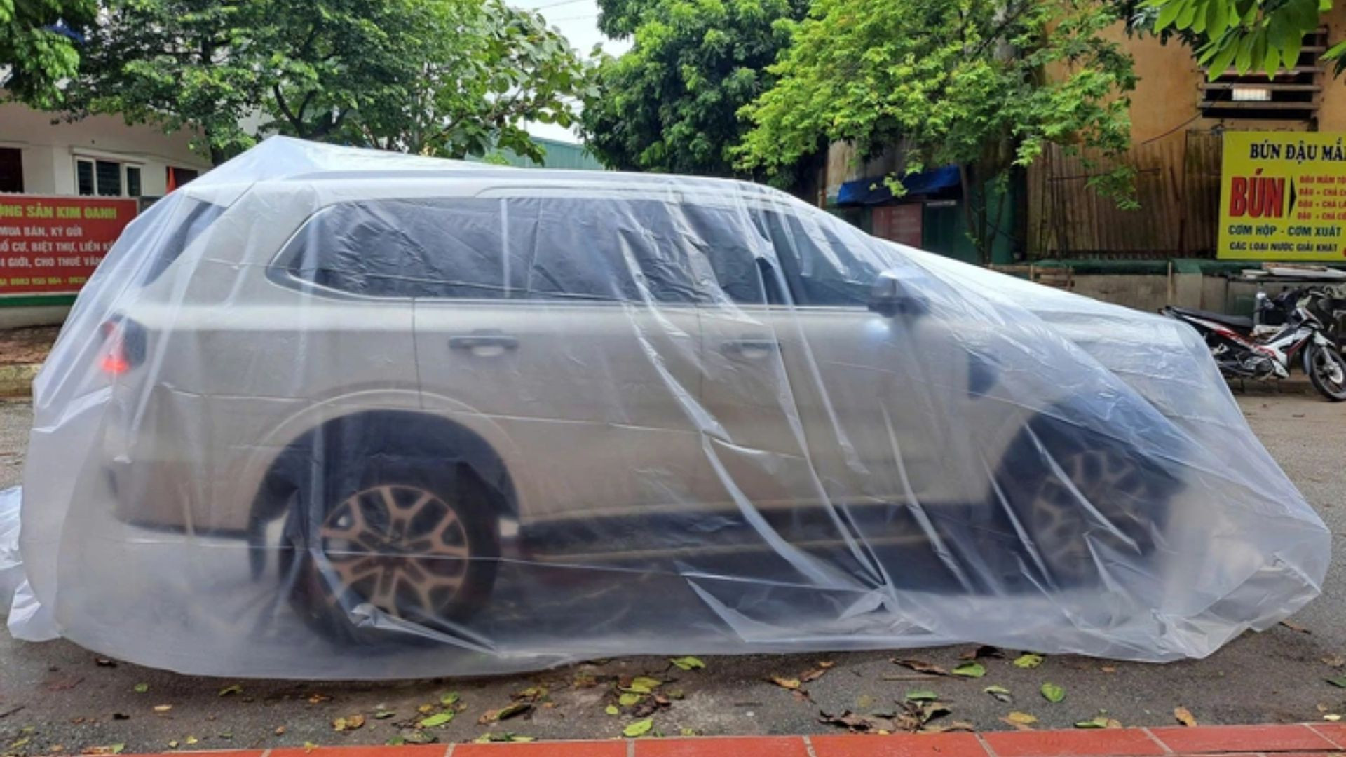 ‘Áo mưa toàn thân’ cho ô tô gây sốt mạng xã hội khi bão Ragasa và Bualoi áp sát: Loại rẻ 1 triệu, cao cấp tới 30 triệu đồng- Ảnh 2.