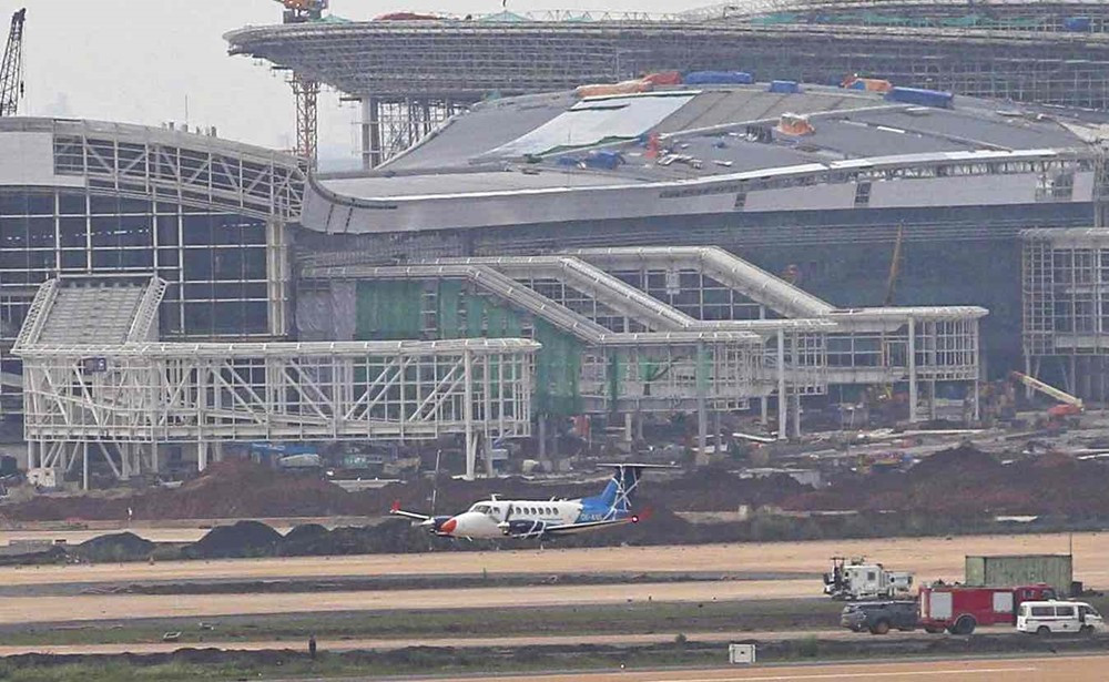 Lần đầu tiên, đường băng tại cảng hàng không lớn nhất Việt Nam đón máy bay - ảnh 2