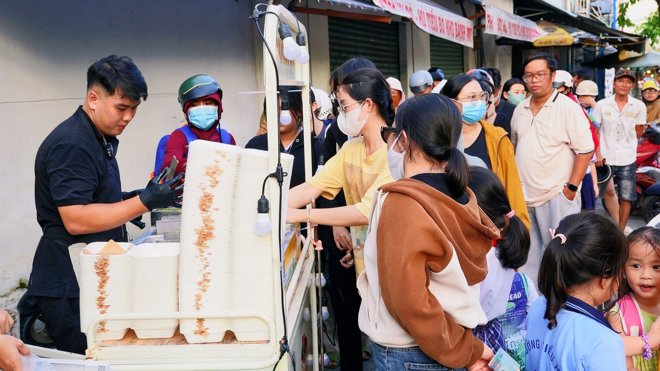 Mỗi ngày chỉ bán 1 tiếng, quầy bánh ven đường để khách chờ dài cả cây số vẫn cháy hàng- Ảnh 1.