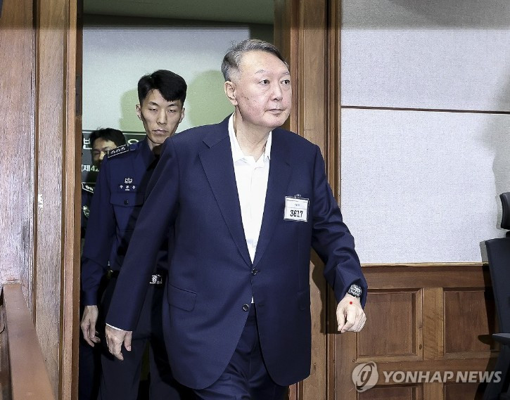 Cựu Tổng thống Hàn Quốc Yoon Suk Yeol xuất hiện tại tòa án, ngày 26/9. (Ảnh: Yonhap) yoon.jpg