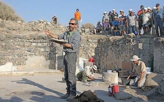 Người đàn ông bất ngờ phát hiện kho báu chứa đầy vàng, đá quý, ngọc trai khi đang đi bộ - ảnh 3