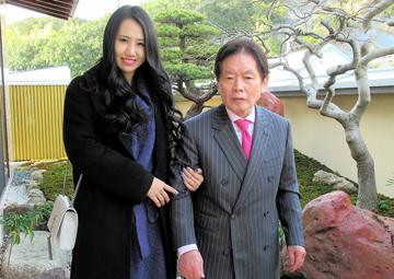 Đại gia đột tử sau ba tháng cưới vợ kém 55 tuổi, để lại khối tài sản 1,3 tỷ yên gây tranh cãi