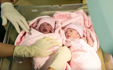 Đề xuất cộng điểm thi đua, nâng lương, thăng chức cho phụ nữ sinh đủ 2 con trước 35 tuổi